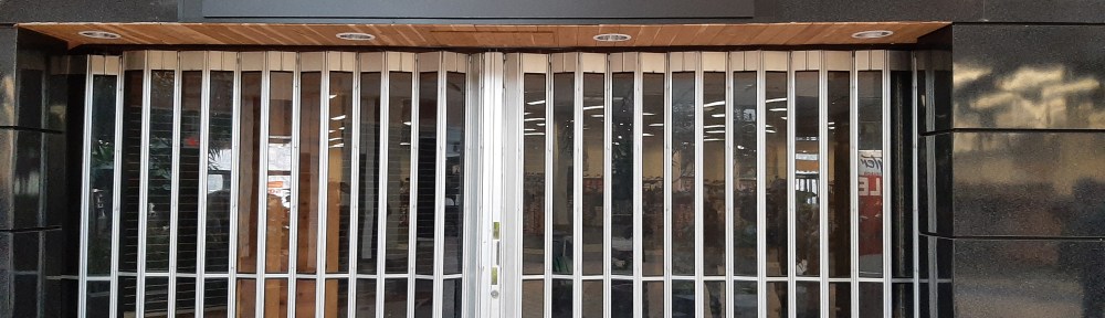 Shuttered storefront with sign saying "Glimpse of the Past"