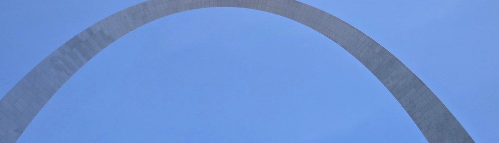 Picture of St. Louis Arch framed by the sky.